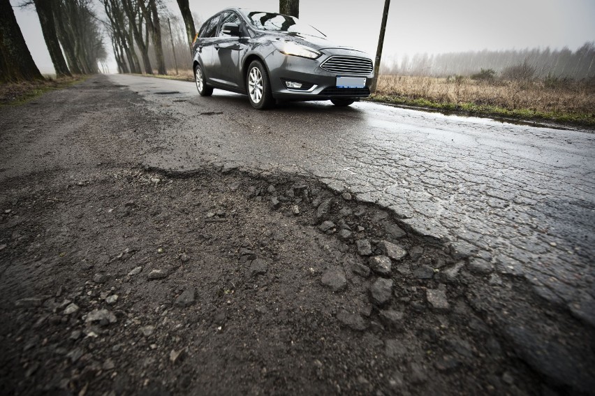 Droga Smardzewo-Karwice do remontu. Kiedy ruszą prace? 