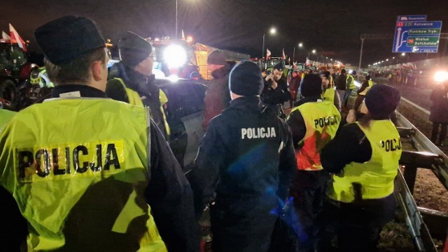 Nocny protest rolników na A1 pod Piotrkowem