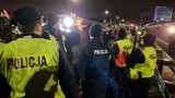Nocny protest rolników na A1 pod Piotrkowem. Interweniowała policja. Kierowcy zablokowali korytarz życia. Zobaczcie ZDJĘCIA