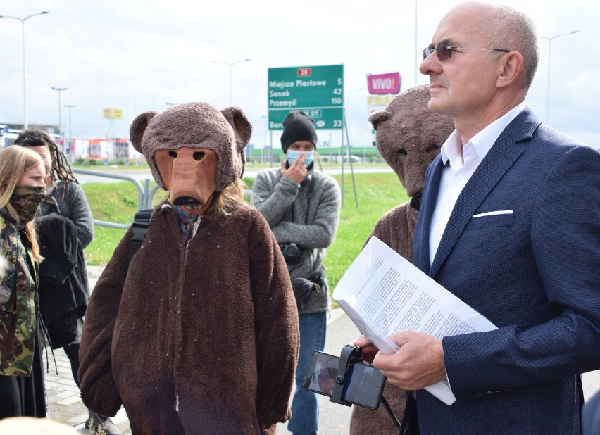 Akcja przed siedzibą RDLP w Krośnie. "Nie oddamy Bieszczad piłom!" [ZDJĘCIA]