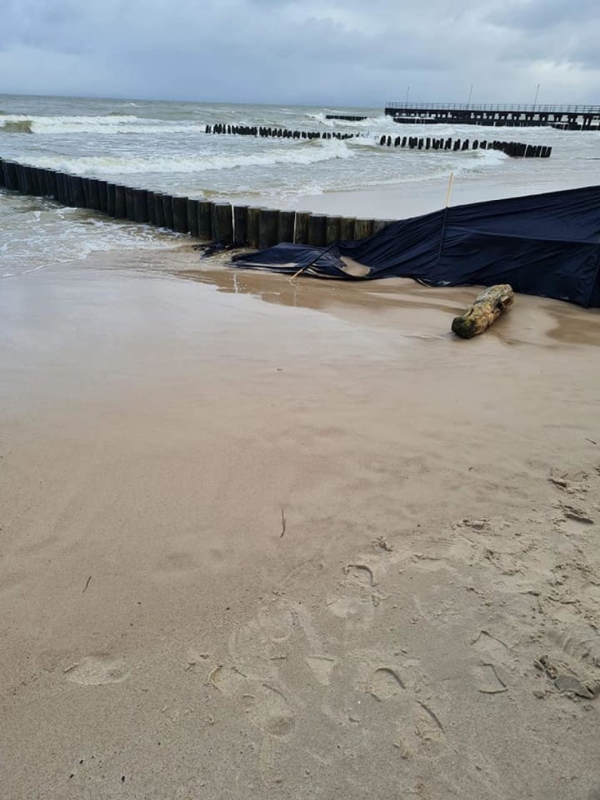 Na plaży w Ustroniu Morskim morze wyrzuciło  zwłoki