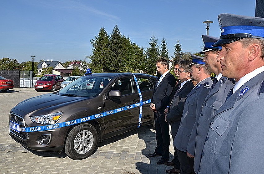 Policjanci z Głogowa Małopolskiego dostali nowy samochód
