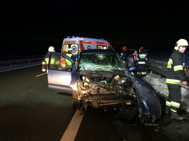 W piątek, 3 stycznia 2019r., około godziny 21, po raz pierwszy w tym roku strażacy z JRG Nowy Tomyśl, OSP Kuślin i OSP Opalenica zostali zadysponowani do zdarzenia drogowego. Na 130 kilometrze autostrady A2, w kierunku na Poznań, na wysokości miejscowości Turkowo, w tył samochodu ciężarowego uderzył Ford Galaxy, którym podróżowało pięć osób. Wszystkie osoby znajdujące się w samochodzie opuściły pojazd przed przybyciem służb ratowniczych. Działania strażaków polegały na zabezpieczeniu i oświetleniu miejsca zdarzenia, odłączeniu akumulatora w rozbitym pojeździe oraz na udzieleniu kwalifikowanej pierwszej pomocy osobom poszkodowanym. Na miejsce zdarzenia zadysponowane zostały trzy zespoły ratownictwa medycznego. Po przebadaniu lekarz podjął decyzję o konieczności transportu całej piątki do szpitali w Nowym Tomyślu i Poznaniu. Samochodem ciężarowym podróżowały dwie osoby, które nie doznały żadnych obrażeń.