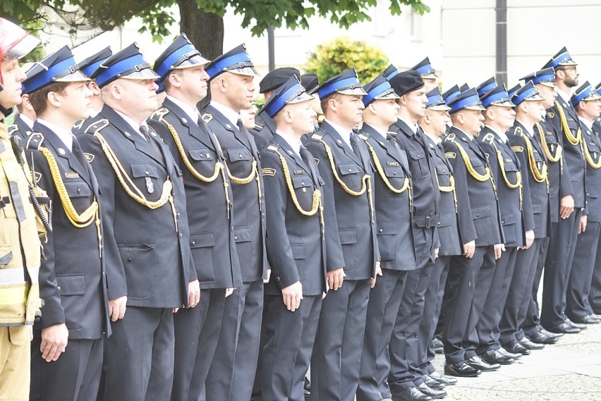 Powiatowe Obchody Dnia Strażaka w Oleśnicy. Wręczono wyróżnienia, awanse i podziękowania (NAZWISKA)