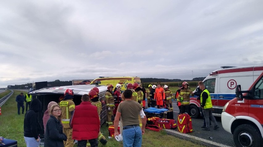 Groźny wypadek busa na autostradzie A2 w Łódzkiem. 4 osoby ranne, w tym 2 dzieci FOTO