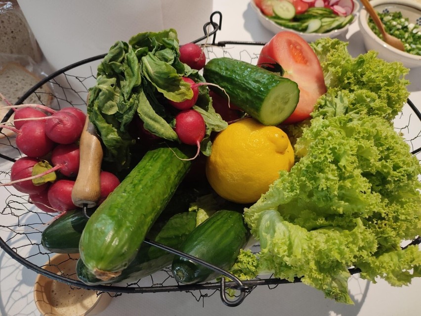 Zabawa w gotowanie w hali owocowo-warzywnej „Zieleniak” w Stalowej Woli. Zobacz zdjęcia