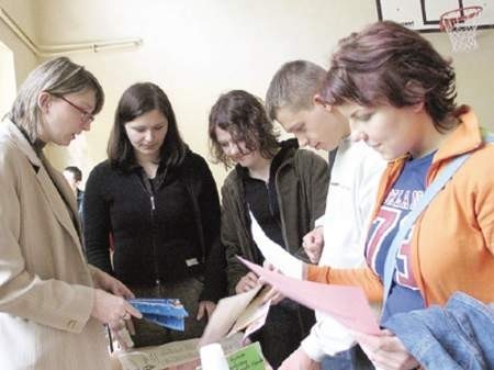 Magdalena Wasiluk, Anna Wieczorek, Radosław Nurek i Aneta Wandzich zastanawiały się wczoraj, jaką szkołę wybrać. Pomagała im Justyna Kapica.