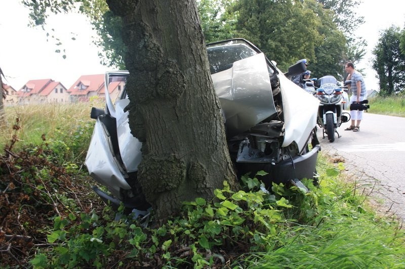Garczegorze: Kolizja. Kobieta kierująca samochodem uderzyła w drzewo
