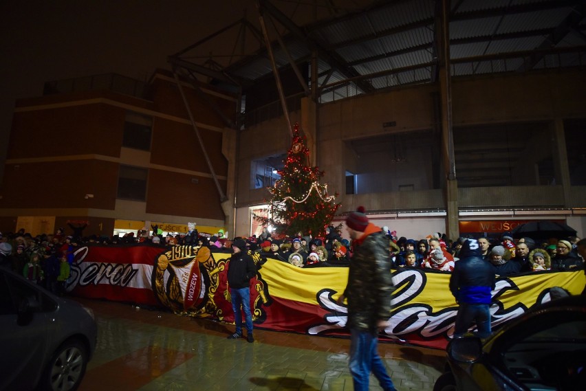 Choinka przed stadionem Widzewa Łódź