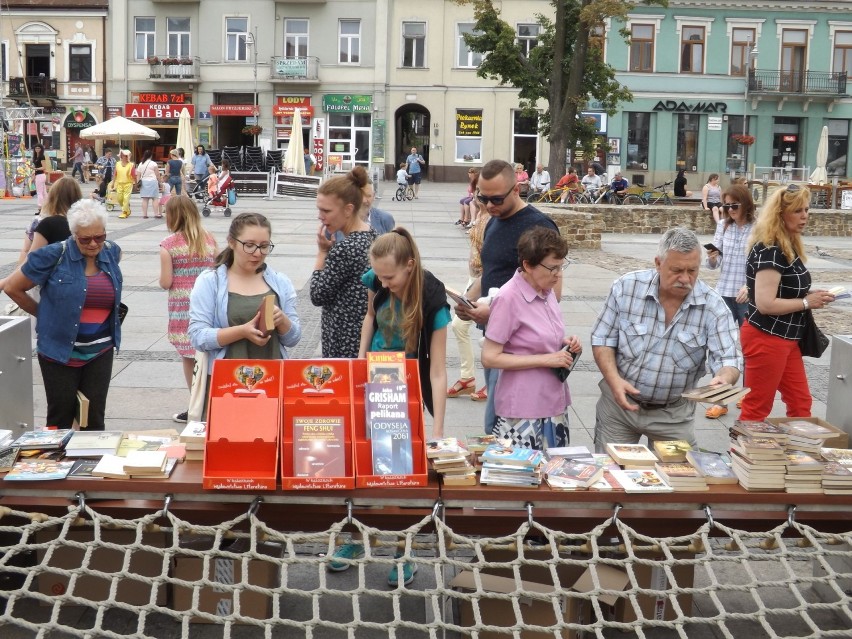 Na kieleckim Rynku uwalniali książki. Chętnych było mnóstwo!