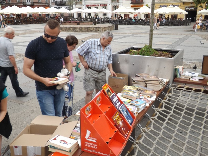 Na kieleckim Rynku uwalniali książki. Chętnych było mnóstwo!
