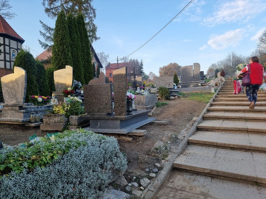 Na cmentarzu w Mechowie znajdują się jedne z najstarszych...