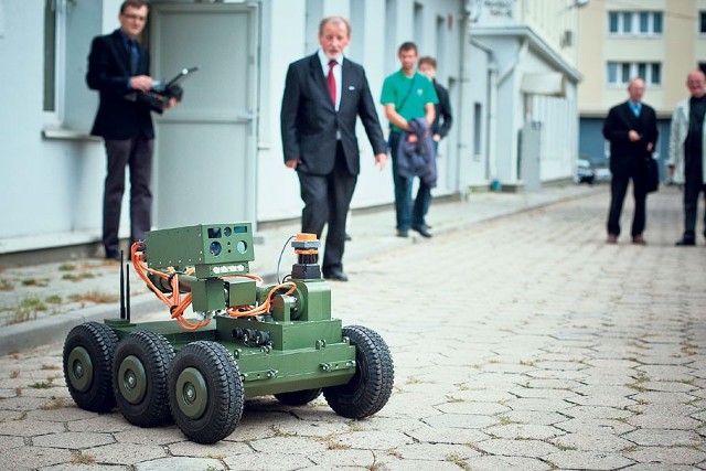 Robota stworzyli pracownicy i doktoranci Katedry Informatyki Stosowanej Politechniki Łódzkiej.