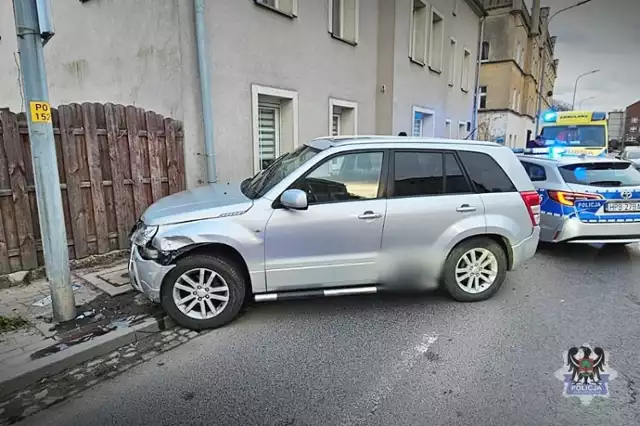 Wałbrzyski policjant podjął interwencję po służbie, po tym jak zauważył, że nietrzeźwy kierujący uderzył samochodem w latarnię uliczną