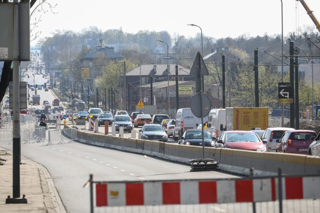 Kierowcy tkwią codziennie w gigantycznych korkach m.in. na ul. Zakopiańskiej, gdzie wyłączona z ruchu jest jedna jezdnia. Kumulacja remontów w Krakowie będzie jednak jeszcze większa