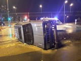 Wrocław. Wypadek przy Stadionie Miejskim. Jeep przewrócił się na bok i wpadł na chodnik