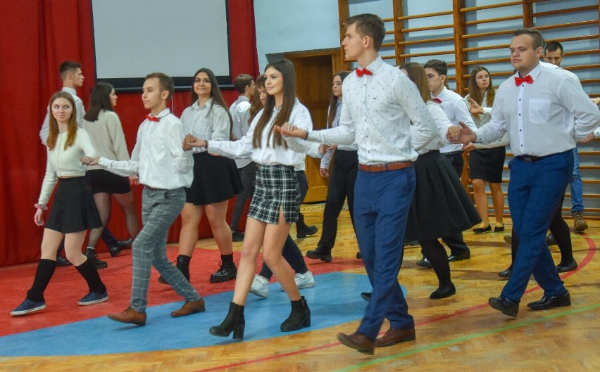 Szamotulski "Rolnik" popisał się talentami młodzieży. Show skradł jednak nauczyciel! TAK szkoła świętowała dzień patrona!