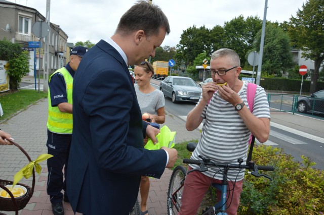 Piotrków: Prezydent z komendantem policji rozdawali rowerzystom jabłka, cytryny i kamizelki odblaskowe