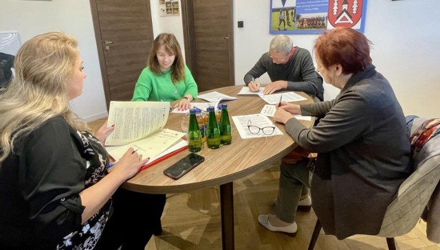 Podpisanie umów w magistracie w Alwerni odnośnie organizacji czasu wolnego dla seniorów
