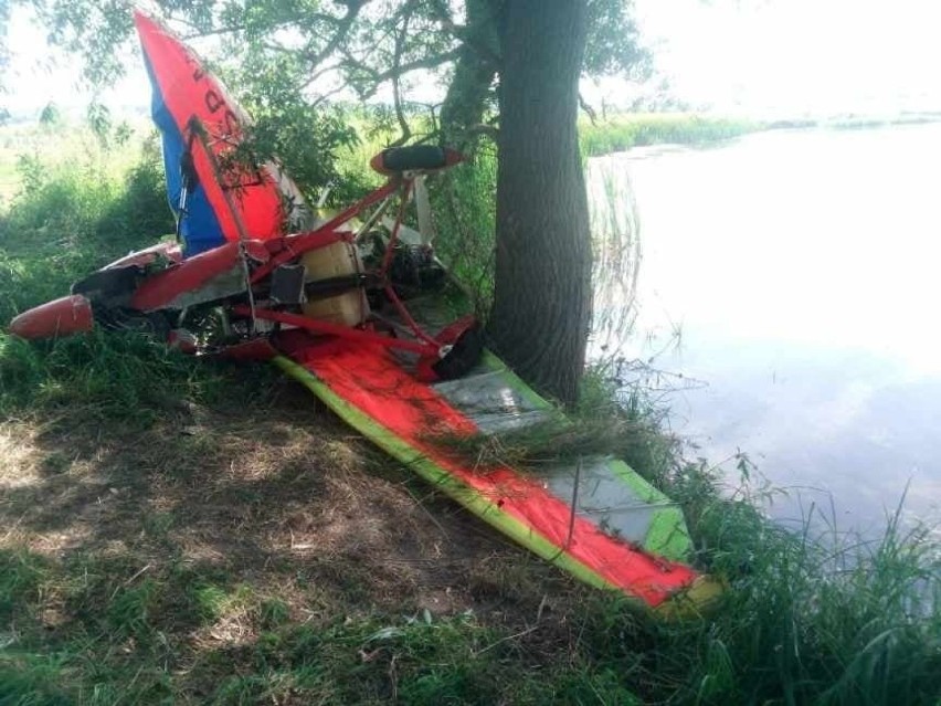 Wypadek lotniczy w Pińczowie. Motolotniarz uderzył w drzewa (ZDJĘCIA)