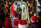 RAWICZ. Choinka na Rynku odpalona, Święty Mikołaj spotkał się z dziećmi, czyli Mikołajki w Rawiczu połączone z odsłonięciem makiety miasta