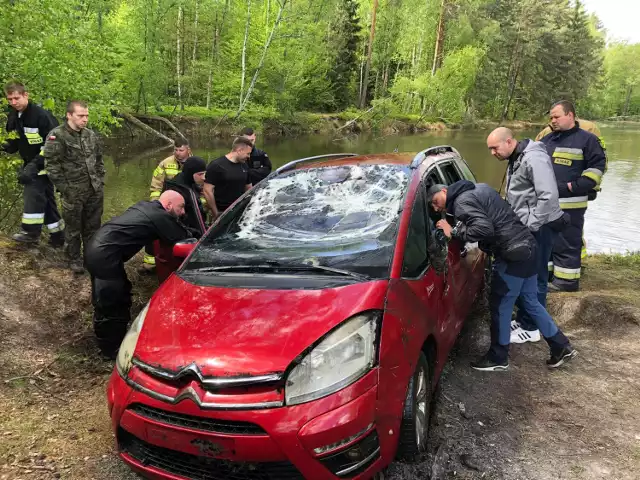 Marcel Korkuś, płetwonurek z Żar znalazł w stawach w Lutynce nie tylko citroena, szczątki dwóch bankomatów i trotyl, ale również kolejny wrak auta, który pozostał pod wodą