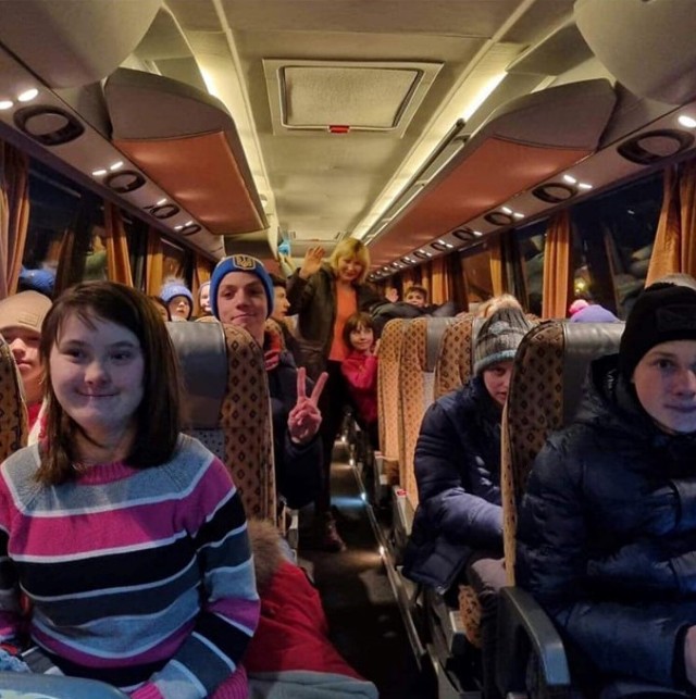 Grupa dzieci z sierocińca z Ukrainy zatrzymała się na odpoczynek w Sulejowie