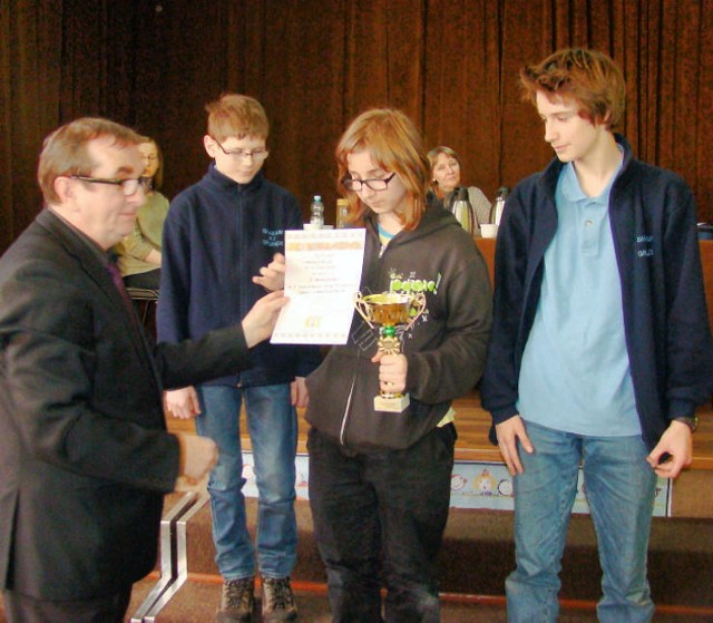 Drużyna „dwójki" (od lewej): Grzegorz Malinowski, Łukasz Świs, Paweł Kacała, odebrała puchar od Mariana Chylewskiego.