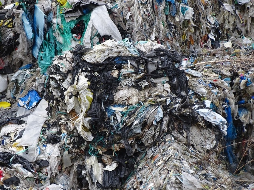 Góry śmieci wciąż zalegają na terenie firmy N-Recykling w...