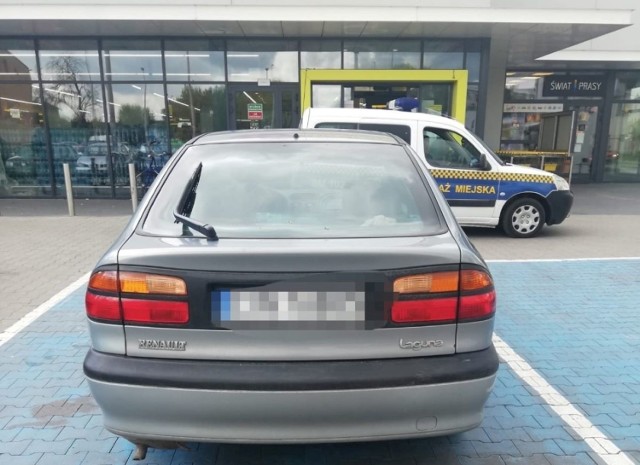 Straż Miejska Inowrocław przypomina, że za parkowanie na miejscu dla osób niepełnosprawnych bez posiadanej karty to wykroczenie, za które taryfikator mandatowy przewiduje mandat karny w wysokości 500 zł