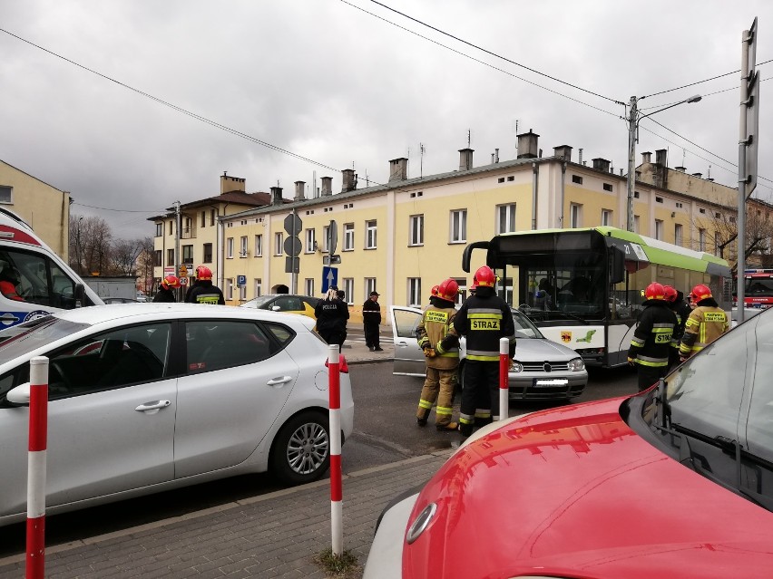 Wypadek z udziałem autobusu MZK w Tomaszowie Maz. Jedna osoba ranna [ZDJĘCIA, FILM]