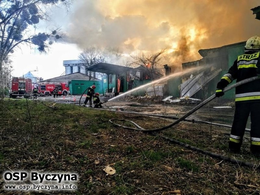 Pożar hali magazynowej w Kluczborku.