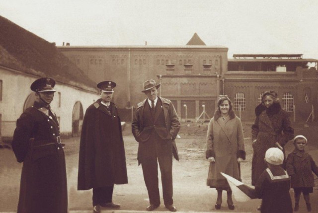 Tychy w latach międzywojennych. Drugi od lewej Józef Mitręga, komendant tyskiego Posterunku Policji Województwa Śląskiego, trzeci od lewej Hans Liszka, właściciel restauracji przy ulicy Książęcej (obecnie ul. Kościuszki), ok. 1930