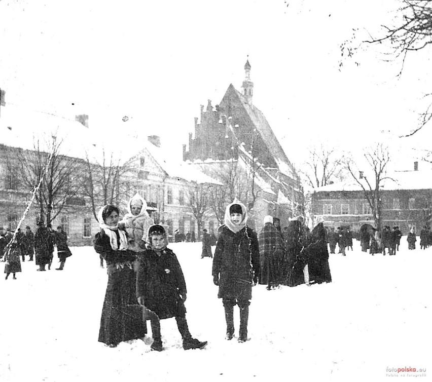 Rynek w Olkuszu - Lata 1906 - 1908. Mocno opatuleni ludzie...