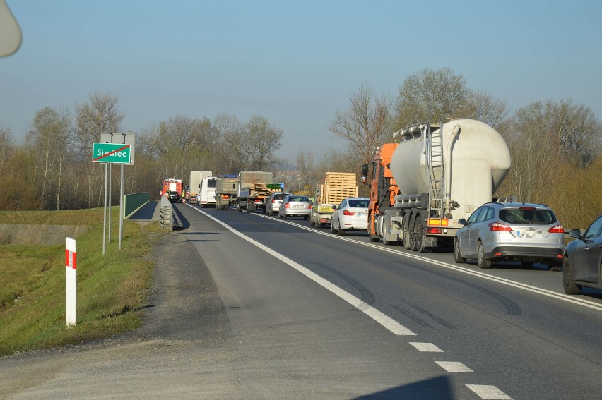 Dostawczy bus i osobowe audi kompletnie skasowane po zderzeniu na drodze krajowej w Siedlcu/Targowisku