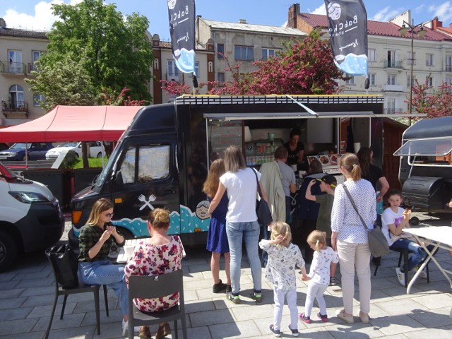 Steki, makarony, frytki w finezyjnych kształtach, podpłomyki oraz wiele innych potraw można skosztować na ostrowieckim Rynku, gdzie odbywa się Street Food Festiwal. Są też dania wegetariańskie, wielkie zapiekanki i zimne napoje. Impreza cieszy się ogromnym powodzeniem.

Więcej zdjęć na kolejnych slajdach. 

W sobotę i niedzielę na Rynku w Ostrowcu Świętokrzyskim na wszystkich czeka prawdziwa uczta. Po raz czwarty organizowany jest Street Food Festiwal.

Organizatorami przedsięwzięcia są Street Food Polska i Inicjatywa Społeczna Ostrowiec 2015.
W mieście pojawiło się kilkanaście food trucków, serwujących zarówno potrawy wegetariańskie, jak i dania dla miłośników mięsnych przekąsek.

– Chcemy proponować rozwiązania, które wyciągną ostrowczan z domów, a po naszych doświadczeniach okazuje się, że wspólny posiłek może być takim pomysłem- mówi Przemek Janiszewski, z Inicjatywy Społecznej Ostrowiec 2015.- Liczymy, na to, że każdy znajdzie coś dla siebie, bo oferta kulinarna jest naprawdę bardzo szeroka – dodaje. 

Street Food Festival w Ostrowcu Świętokrzyskim będzie trwał w sobotę do godziny 21 oraz w niedzielę od rana do godziny 19.