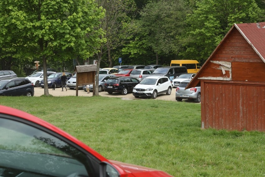 Tłumy w Myśliborzu, na leśnym parkingu brak miejsc! Ludzie mają dość izolacji [ZDJĘCIA]