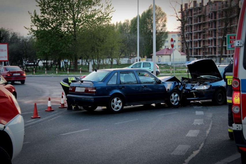 Czołowe zderzenie aut na rondzie Westerplatte w Kaliszu