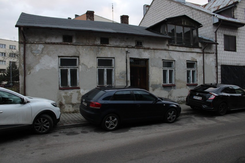 Stare, zaniedbane i sypiące się budynki szpecą Olkusz