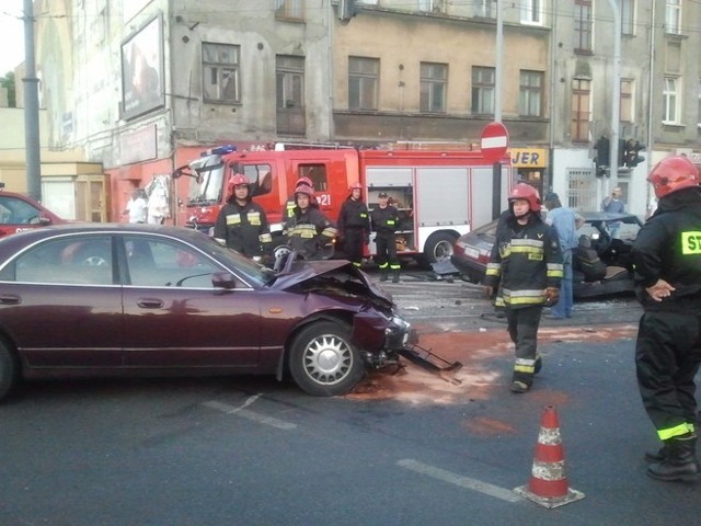 Jak donosi Dziennik Łódzki, sprawcą wypadku był kierowca poloneza, który jadąc ul. Limanowskiego od strony rynku Bałuckiego, nie ustąpił na skrzyżowaniu pierwszeństwa. Mazda jadąca ul. Zachodnią w kierunku centrum, uderzyła w prawy bok poloneza.

Więcej: Wypadek na Zachodniej. Ciężko ranny 23-letni mężczyzna [ZDJĘCIA+FILM]