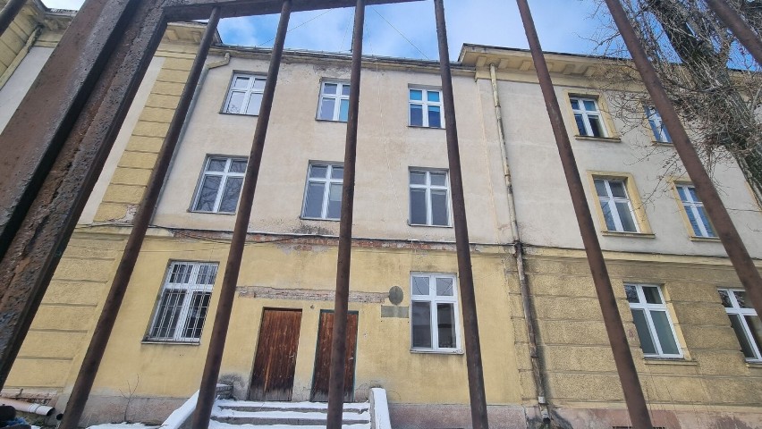 Konserwator zabytków wystraszył dewelopera i nie doszło do sprzedaży gmachu przy ulicy Ogrodowej w Kielcach. Będzie nowy zabytek? Zdjęcia