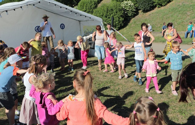 Na błoniach nadwiślańskich w Grudziądzu w niedzielne popołudnie odbyła się impreza w ramach obchodów święta województwa Kujawsko - Pomorskiego "Pod wspólnym niebem". 

Nie zabrakło atrakcji dla najmłodszych. Brali ono chętnie udział w zabawach i konkursach. Dla starszych zaoferowano biesiadowanie przy potrawach z grilla oraz potańcówkę na specjalnie przygotowanym parkiecie. Do tańca przygrywała znana DJ Janeczka.