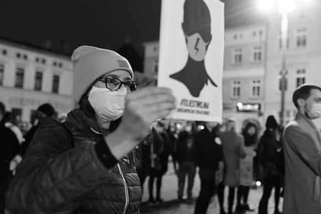 Niedzielne protesty w Lublińcu i w Kochanowicach pod domem posła PiS-u