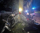Koło Przemkowa pijany nastolatek oszukał przeznaczenie. Auto, którym uderzył w drzewo, rozpadło się na części