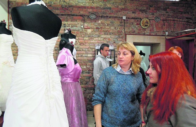Alicja Łakomy, właścicielka salonu i pracowni krawieckiej, doradzała wybór sukni Monice Jasińskiej