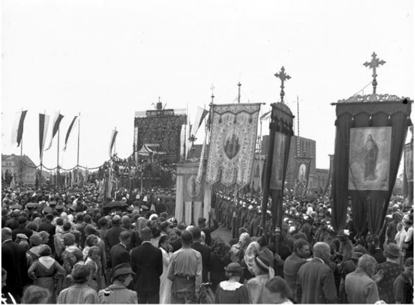 Srebrna trumna, tłumy ludzi, wojsko oddające hołd - tak witano relikwie św. Andrzeja Boboli w Czechowicach