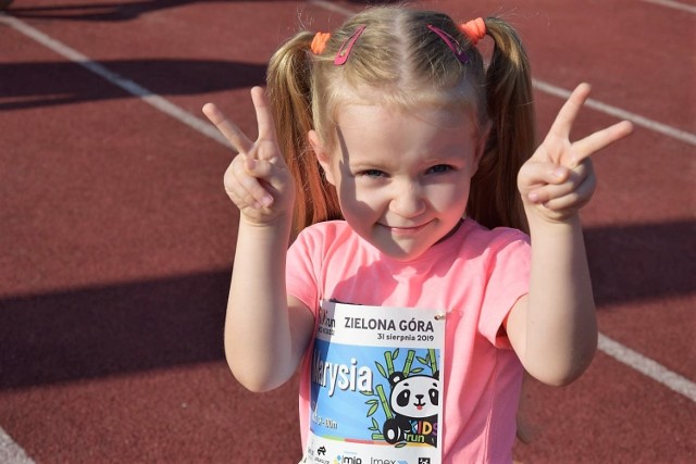 W sobotę (31 sierpnia) na stadionie MOSiR przy ul. Sulechowskiej w Zielonej Górze, odbyła się kolejna edycja imprezy biegowej dla najmłodszych Kids Run 2019.

W ramach imprezy odbyło się 20 biegów z podziałem na starty chłopców i dziewczynki. Najmłodsi biegacze rywalizowali w 10 kategoriach wiekowych:

- dzieci od 0 do 2 lat rywalizowały na dystansie 100 m 
- dzieci w wieku 3 lat na dystansie 100 m 
- dzieci w wieku 4 lat na dystansie 100 m 
- dzieci w wieku 5 lat na dystansie 200 m 
- dzieci w wieku 6 lat na dystansie 200 m 
- dzieci w wieku 7 lat na dystansie 400 m 
- dzieci w wieku 8 lat na dystansie 400 m 
- dzieci w wieku 9 lat na dystansie 400 m 
- dzieci w wieku 10 – 11 lat na dystansie 400 m 
- dzieci w wieku 12 – 14 lat na dystansie 800 m 

Na liście startowej znalazło się ponad 600 dzieci. Maluchom kibicowali licznie zebrani rodzice oraz rodziny. Każdy z uczestników otrzymał pamiątkowy medal za bieg. 

Zobaczcie zdjęcia w naszej GALERII >>

Zobacz też: Barbarian Kids w Zielonej Górze 2018
