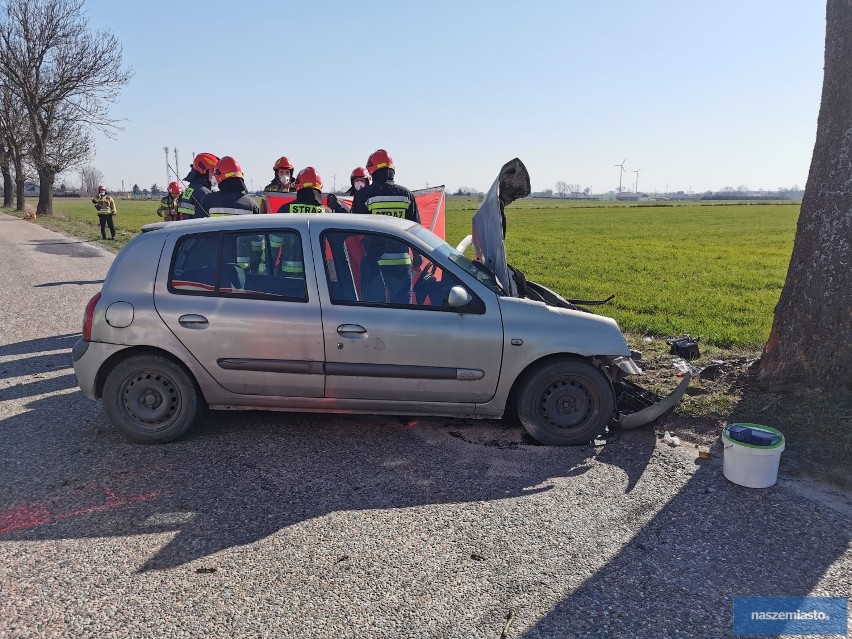 Tragiczny wypadek w powiecie włocławskim. Samochód uderzył w drzewo [zdjęcia]