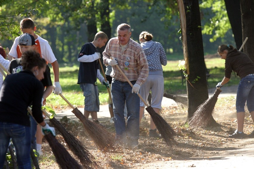Sprzątanie legnickiego parku po nawałnicy. To już czternaście lat minęło, zobaczcie zdjęcia