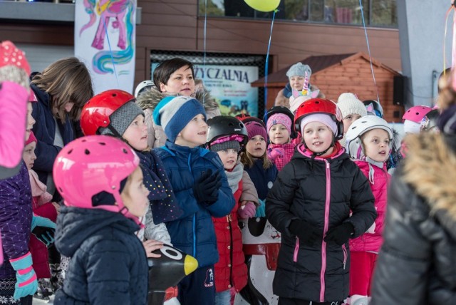 Dzieci i młodzież rawskich szkół zakończyły ferie zimowe balem karnawałowym, zorganizowanym na lodowisku Aquarium. Na młodych mieszkańców Rawy czekało wiele atrakcji.